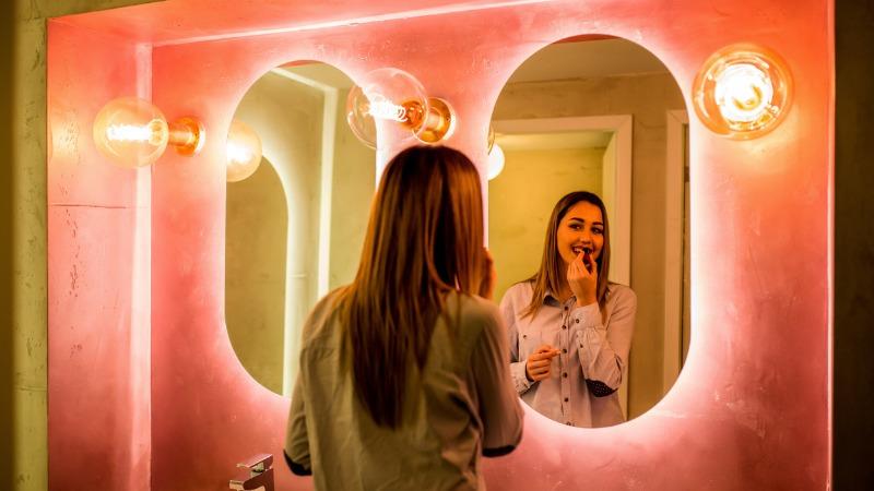 Banheiro com espelhos geométricos