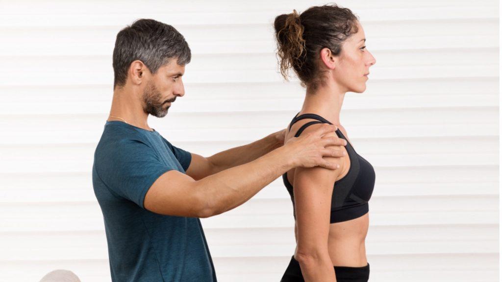 osteopata ensinando como melhorar a postura