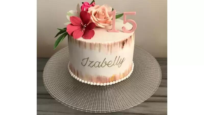 bolo decorado feminino Com Chantilly