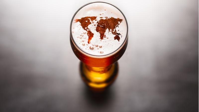 copo de cerveja com o mapa mundi
