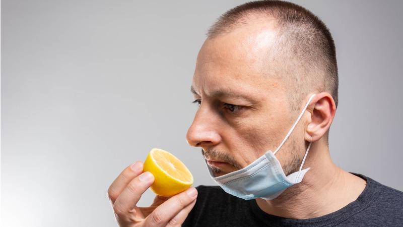 homem com máscara de covid 19 cheia laranja para tratamento de parosmia