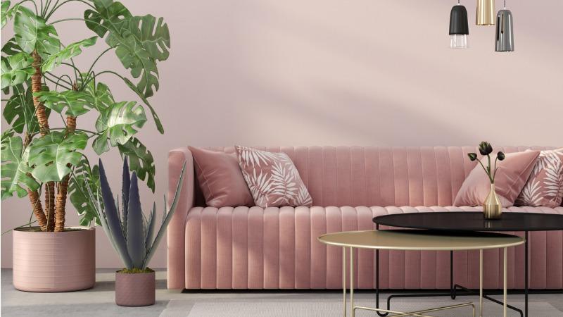 Sala monocromática em rosa claro para exemplificar um dos 9 erros que você deve evitar na decoração de sua sala