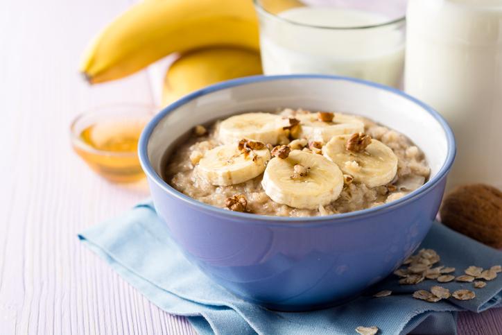 Mingau de aveia com banana é uma boa receita para o café da manhã