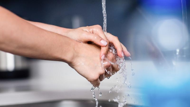 mãos sendo lavadas