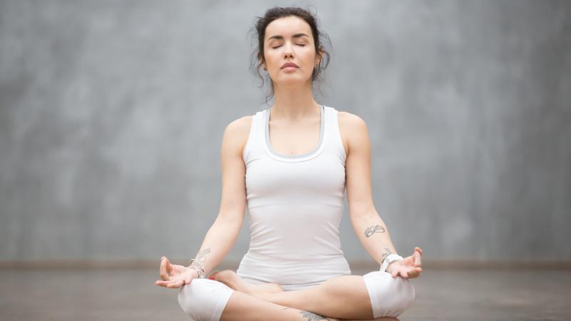posições de yoga aliviar crises ansiedade