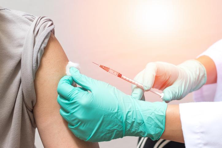 vacina sarampo sendo aplicada