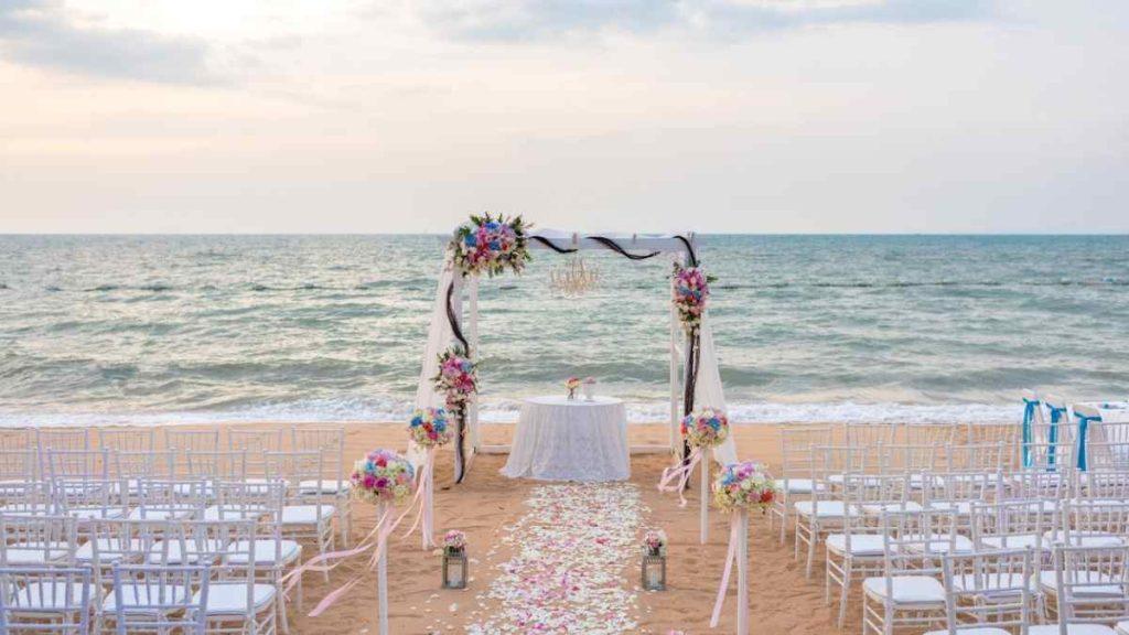espaço para decoração de um casamento na praia 