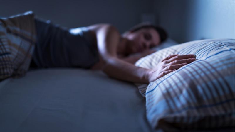 mulher deitada representando luto pode afetar o sono