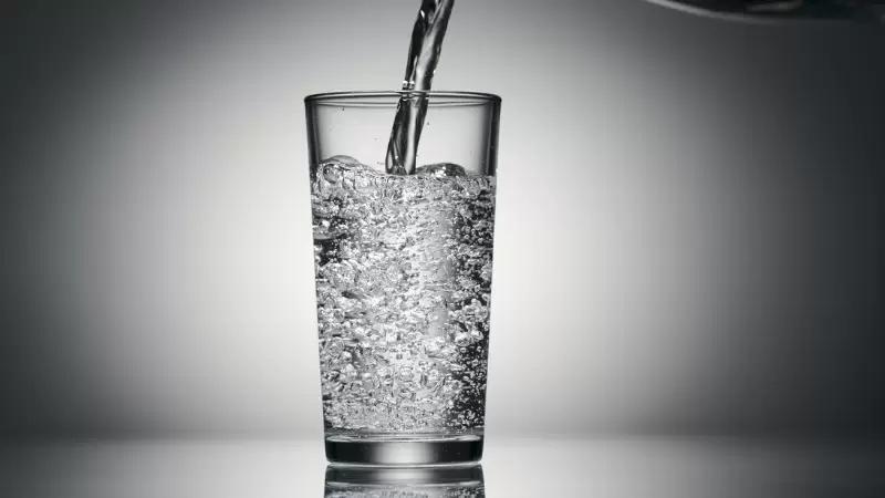 agua com gas faz mal? nutricionista revela