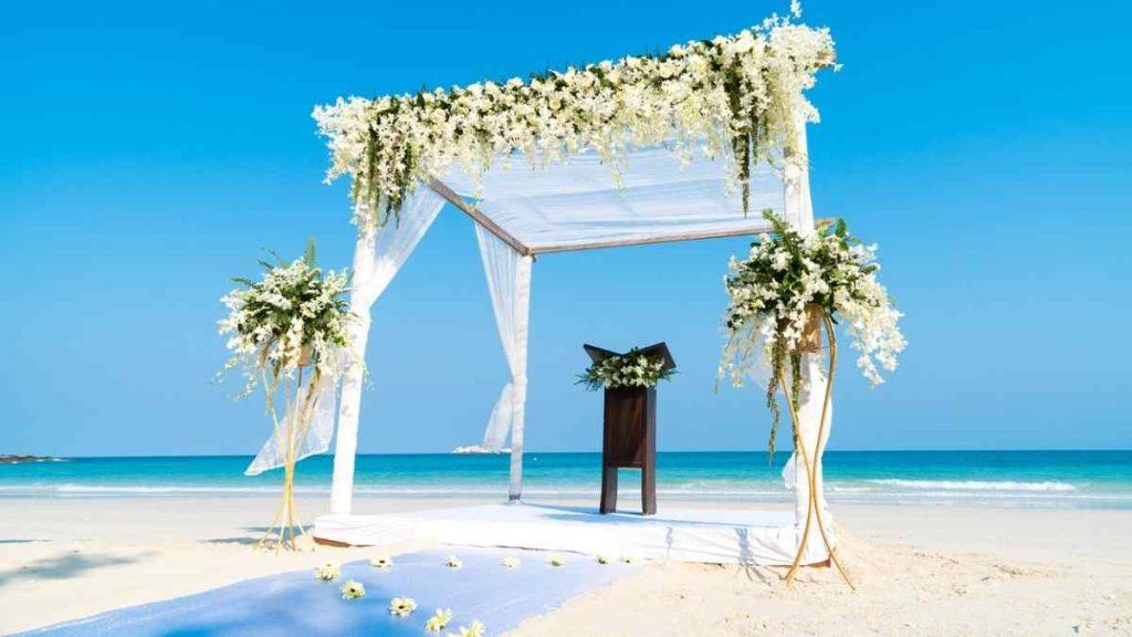 altar de decoração para casamento na praia 