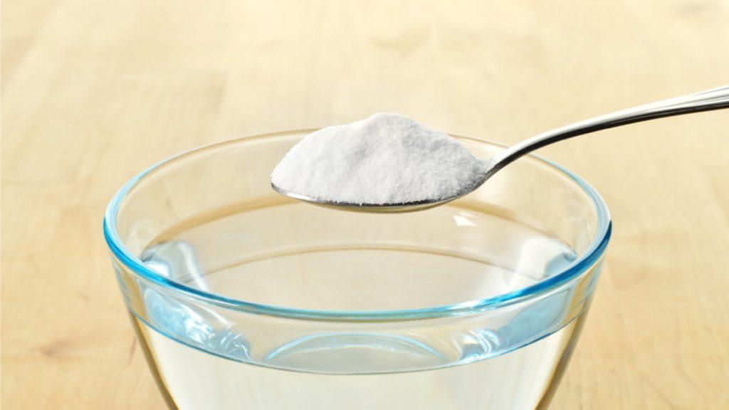 bicarbonato de sódio ajuda na limpeza de tênis branco
