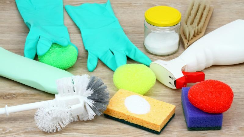 Vários produtos de limpeza