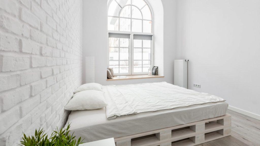 cama de pallet em quarto branco