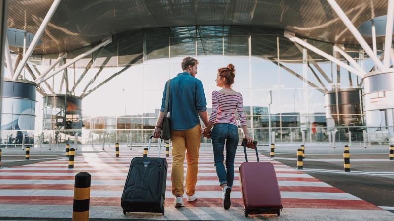 casal com malas de viagem no aeroporto